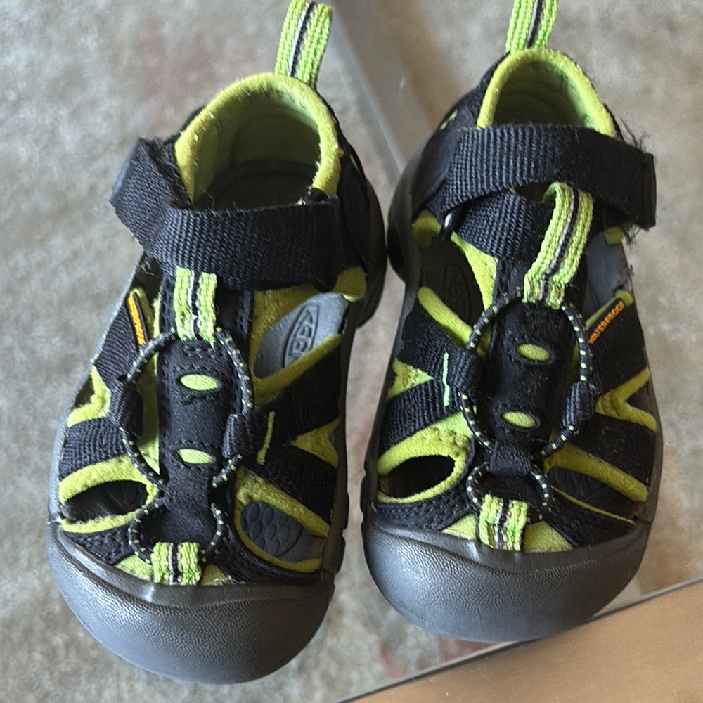 KEEN Kids Black Green Sandals Kids 8 EXC COND